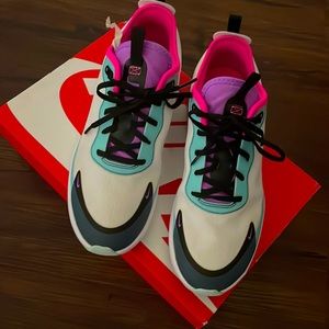 Nike Air Max Dia - Perfect tennis shoe! Gently used. Size 8